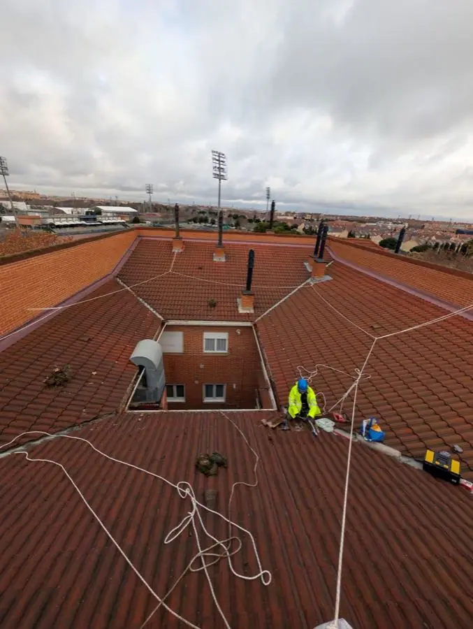 Cuerdas tendidas sobre una cubierta de teja durante una reparación