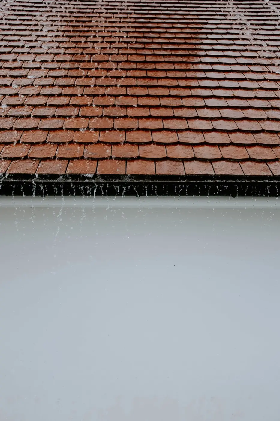 Canalón rebosando bajo la lluvia